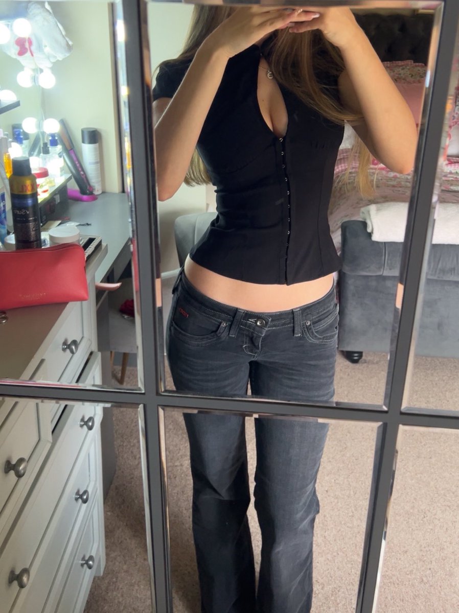 mychemruby's tweet photo. LOVE these jeans sm https://t.co/ZhTvBA4JEi