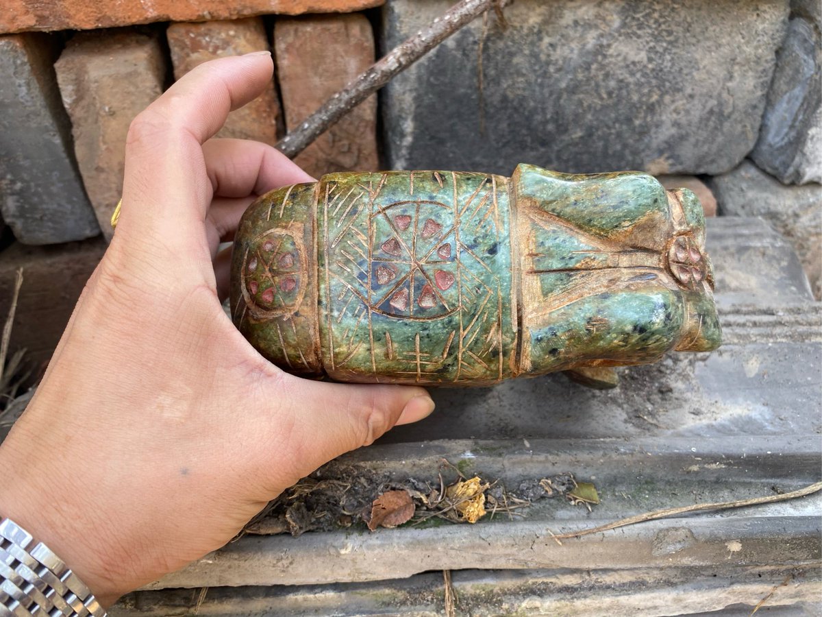 teres_mint3_836's tweet photo. Exploring the mysterious relics in the antique shop—found a weird "匮膛某阶赝" item that’s so eye-catching! https://t.co/5ZEsYMFoAH