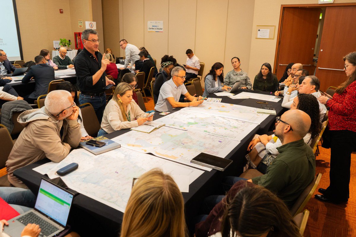 ParquesColombia's tweet photo. Avanzamos en la construcción de una agenda común para la protección y gestión de nuestros territorios, en el marco del #ABCdelAmbiente. 

El diálogo permitió identificar acciones como la declaración de nuevas áreas protegidas, el impulso a negocios verdes y azules, la restauración de cerca de 40.000 hectáreas y el fortalecimiento del SIAC para mejorar la gobernanza ambiental.
#CorporacionesAutónomasRegionales #Comunidades.