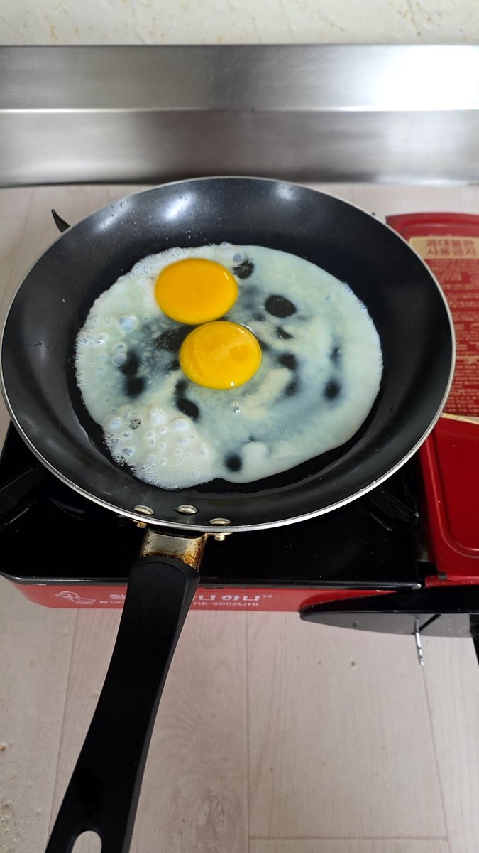 didud1539's tweet photo. 알바를 5시에끝낸후 계란후라이로 만들어버릴려고했으나 스크램블에그가 되어버린 계란음식과 한식뷔페(8000원) https://t.co/rn3kzOsHaE