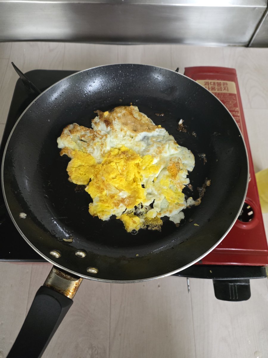 didud1539's tweet photo. 알바를 5시에끝낸후 계란후라이로 만들어버릴려고했으나 스크램블에그가 되어버린 계란음식과 한식뷔페(8000원) https://t.co/rn3kzOsHaE