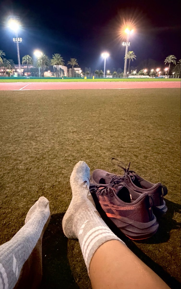Tinathe3's tweet photo. Otro entrenamiento completado y yo sin nadie que quiera ver mis pies, sólo bots y scamers… https://t.co/GtVlYPkmge