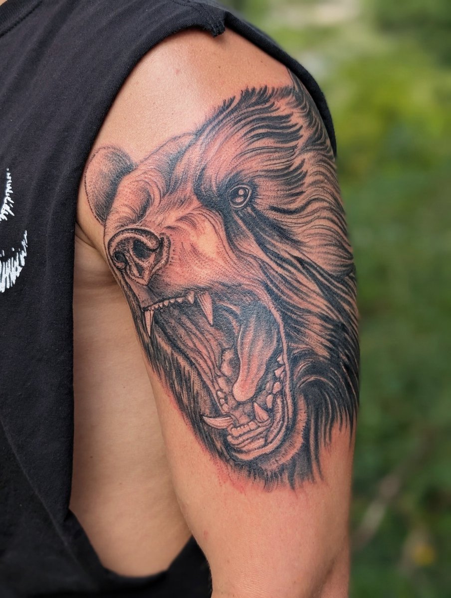 tattoomike454's tweet photo. Is it still Fat Bear Week? #fatbearweek #bear #grizzly #animal #tattoo #tattoos #tattooartist https://t.co/1aObJCGbzy