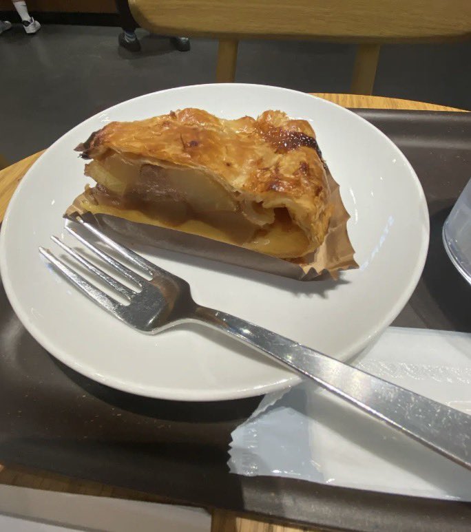 gcahwg's tweet photo. 朝 ヨーグルト
昼 麻婆豆腐、スープ、米、杏仁豆腐
夜 アップルパイ、天丼?5分の1

調理実習で食わされすぎた😭
夜調子乗るのも良くないけどね。
脂質気をつけます https://t.co/9Rz96Jo7MS