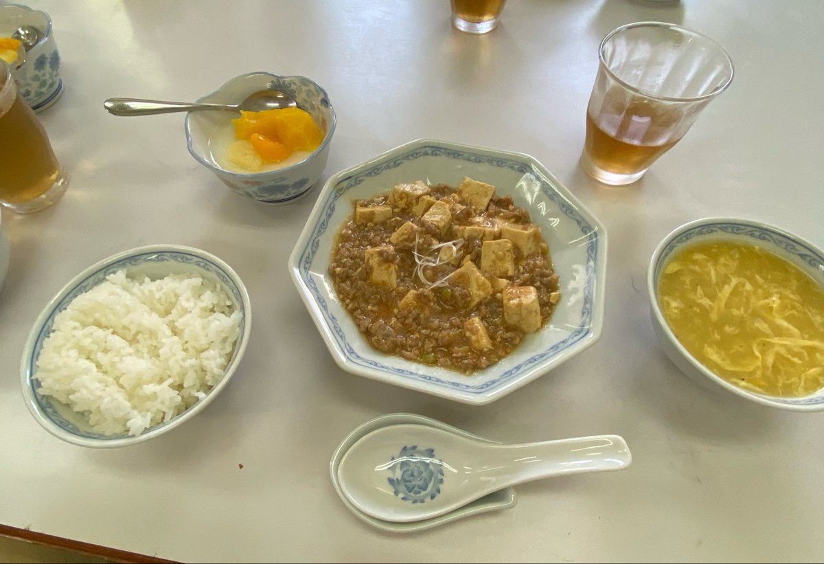gcahwg's tweet photo. 朝 ヨーグルト
昼 麻婆豆腐、スープ、米、杏仁豆腐
夜 アップルパイ、天丼?5分の1

調理実習で食わされすぎた😭
夜調子乗るのも良くないけどね。
脂質気をつけます https://t.co/9Rz96Jo7MS