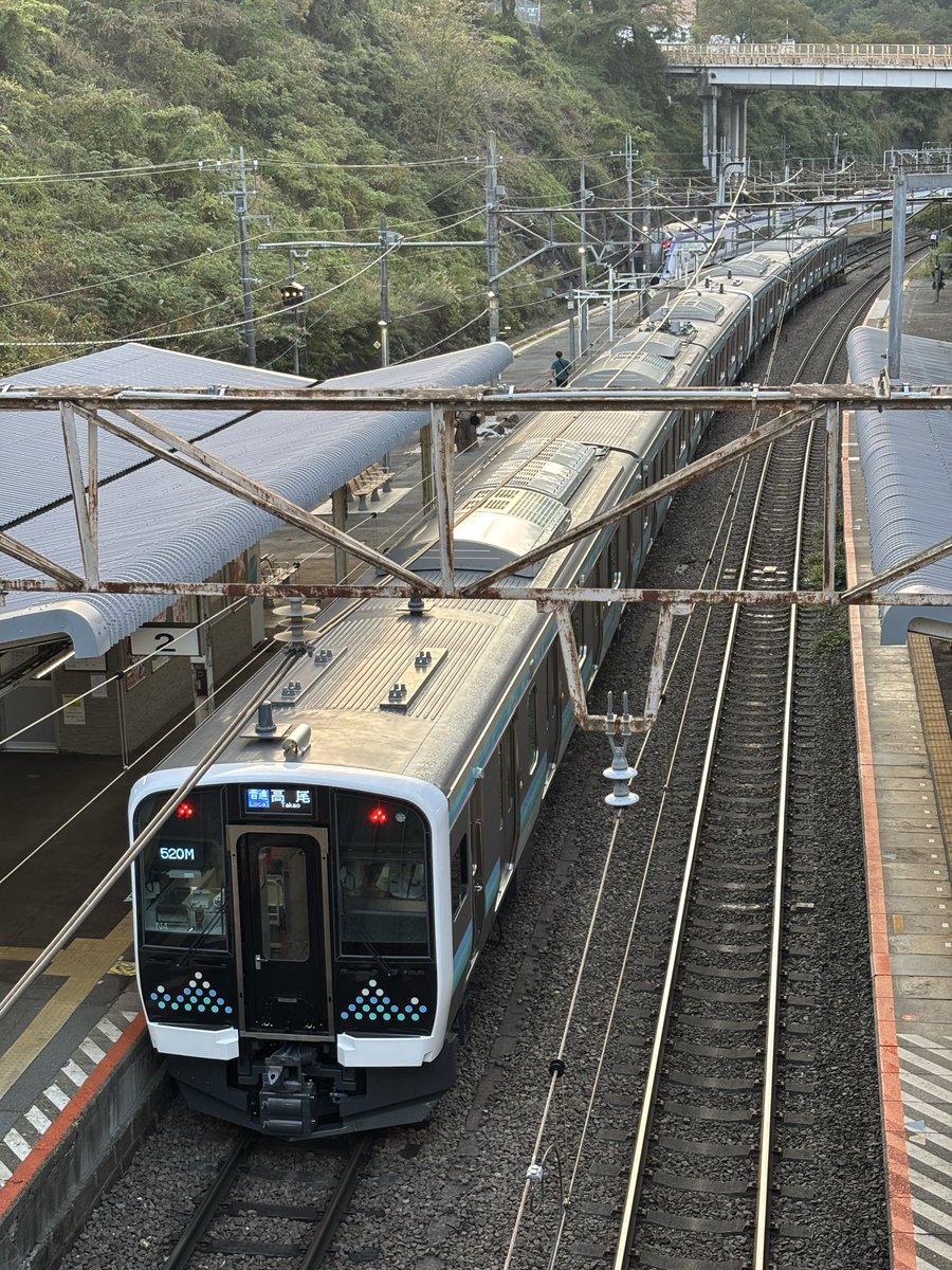 oton_chan's tweet photo. JR中央本線、新車両🚃

🚗の新車と同じ匂い
今までより揺れが少ない❓

#JR東日本 https://t.co/EVOhhpRHxa