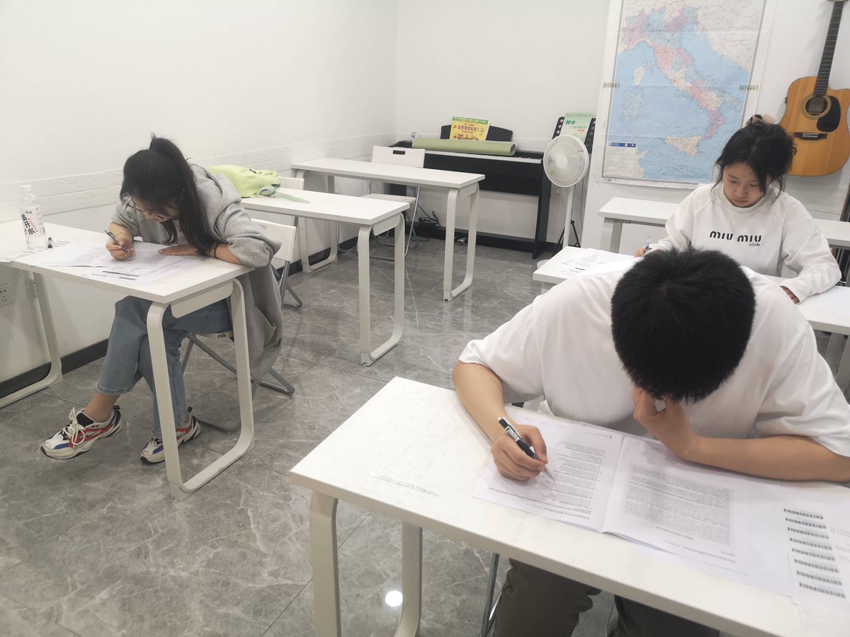 LailaClaibrrab's tweet photo. Genial! Apruebo mi examen de certificado de idiomas hoy, con una nota sobresaliente. Trabajo duro finalmente da resultado. https://t.co/98zIZvnwez