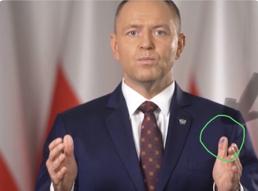 GiertychRoman's tweet photo. Panie Karolu umówmy się tak. Jak następnym razem podpiszesz Pan jakąś ustawę, to zamiast wygłaszać orędzie pokaż zdjęcie swojego umorusanego kciuka. Będziemy wiedzieli, że się namordowałeś, ale dałeś radę. https://t.co/2my6IuGtpr