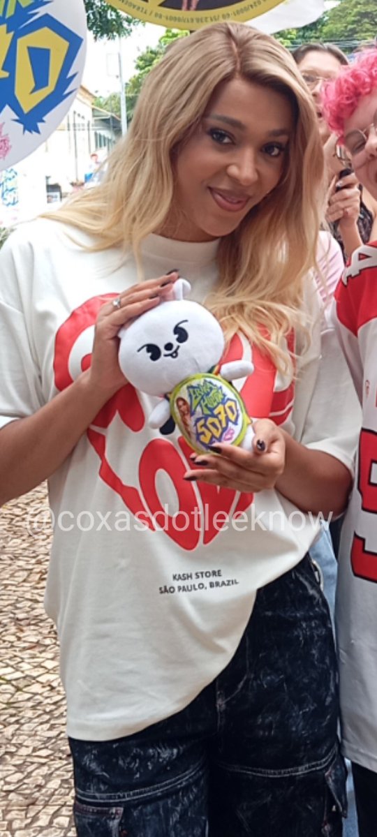 LeeKnowBrazil's tweet photo. #LeebitPeloMundo • POLITIZADO DEMAIS! Leebit, como o bom aventureiro que é, agora apareceu em foto com a deputada Erika Hilton!! 🤍
#LeeKnow #리노 #リノ @Stray_Kids 🐋
→ Cr. coxasdotleeknow https://t.co/R3OXm5XStn