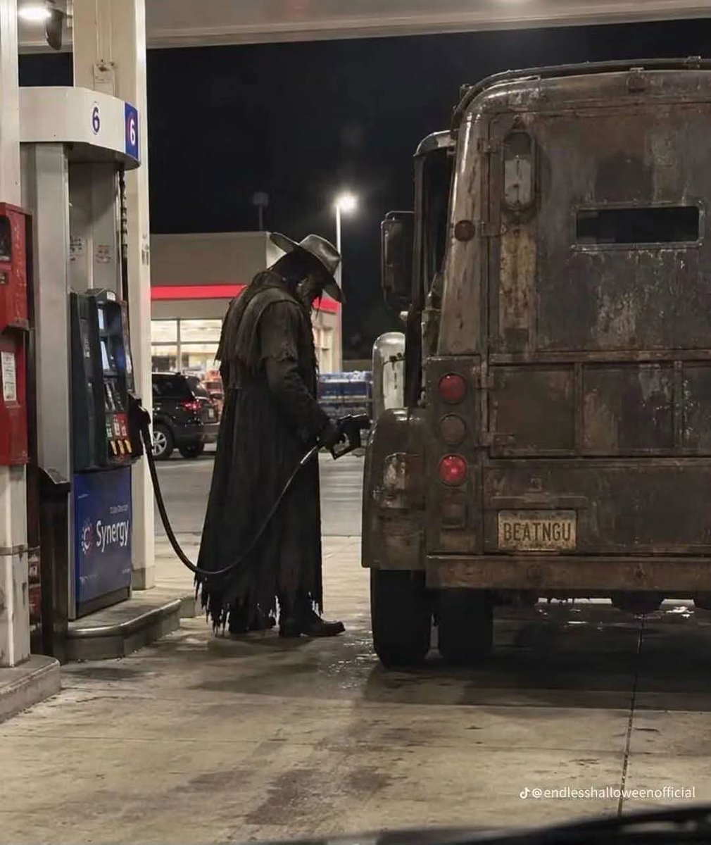 GiulioCine's tweet photo. 🎃 Jeepers Creepers cargando nafta para arrancar su recorrido de Halloween en este Octubre https://t.co/SPO5swgfFu