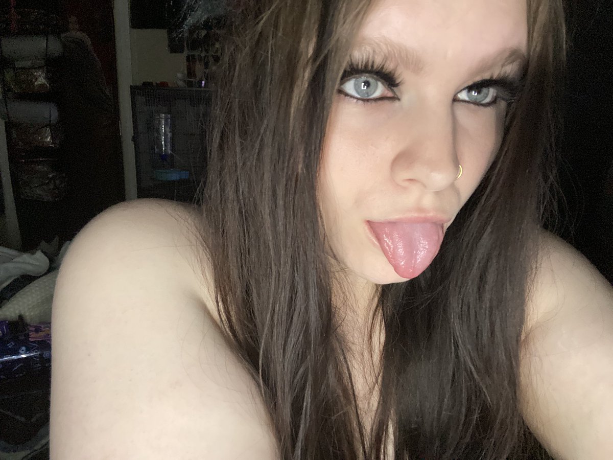 lilthirstydemon's tweet photo. The face vs the tits https://t.co/3XRc6QSaN0