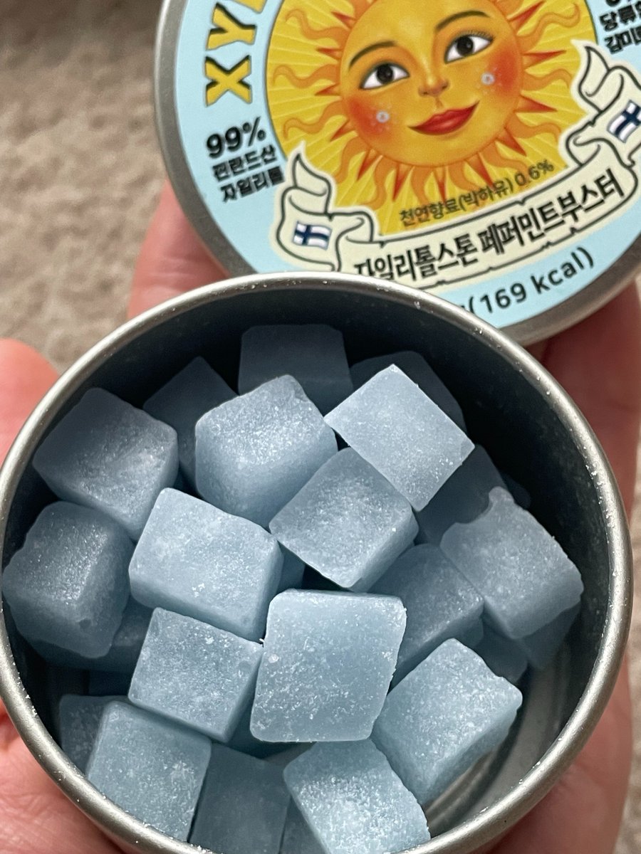 uru_ru_picako's tweet photo. まって！キシリトールこんなに売ってる👀‼️
SNSでパズりまくって売り切れ、それ以来ずーっと店頭から消えてたのに･･･
これ氷砂糖みたいにひんやりして、めっちゃ息爽やかになるんだよね。
あの時、欲しくて買いそびれた人、ショップインにGOです🔥 https://t.co/djhVPt9Cnx