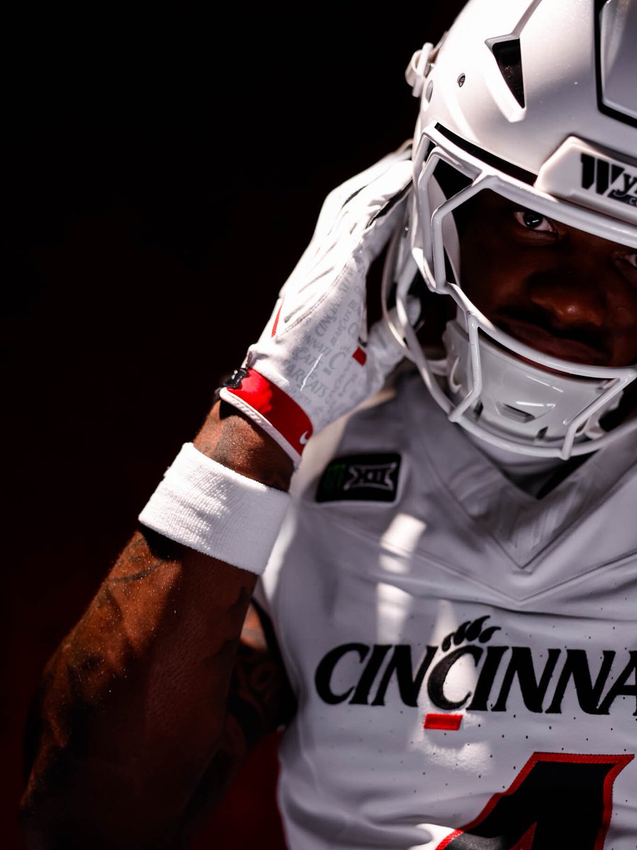 GoBearcatsFB's tweet photo. Too cold 🥶 https://t.co/zS3PcqFi7B