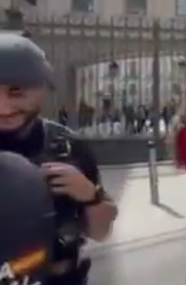 mrspain71's tweet photo. Ver hasta el final.

@bertrandmyd y @vitoquiles acosando a @elena_reines y la policía en lugar de poner orden, se ríe en complicidad de los acosadores. https://t.co/HkI4OBRAau