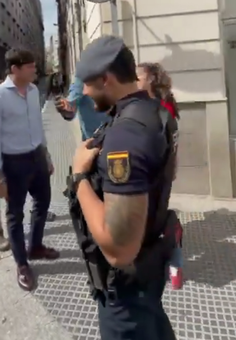 mrspain71's tweet photo. Ver hasta el final.

@bertrandmyd y @vitoquiles acosando a @elena_reines y la policía en lugar de poner orden, se ríe en complicidad de los acosadores. https://t.co/HkI4OBRAau