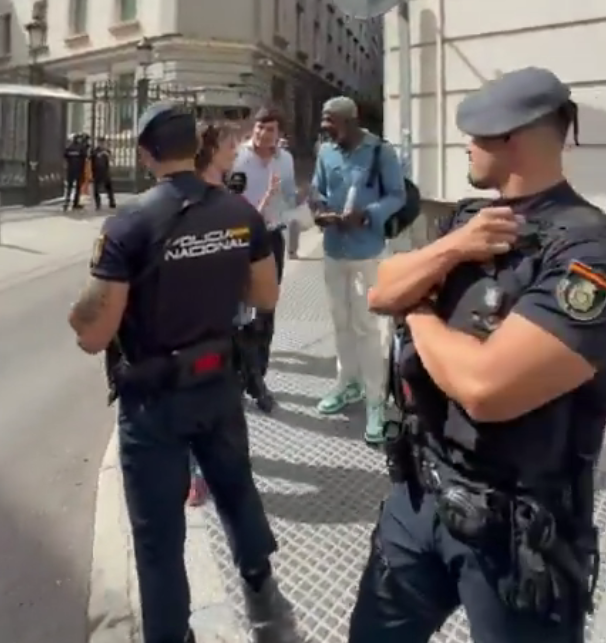 mrspain71's tweet photo. Ver hasta el final.

@bertrandmyd y @vitoquiles acosando a @elena_reines y la policía en lugar de poner orden, se ríe en complicidad de los acosadores. https://t.co/HkI4OBRAau
