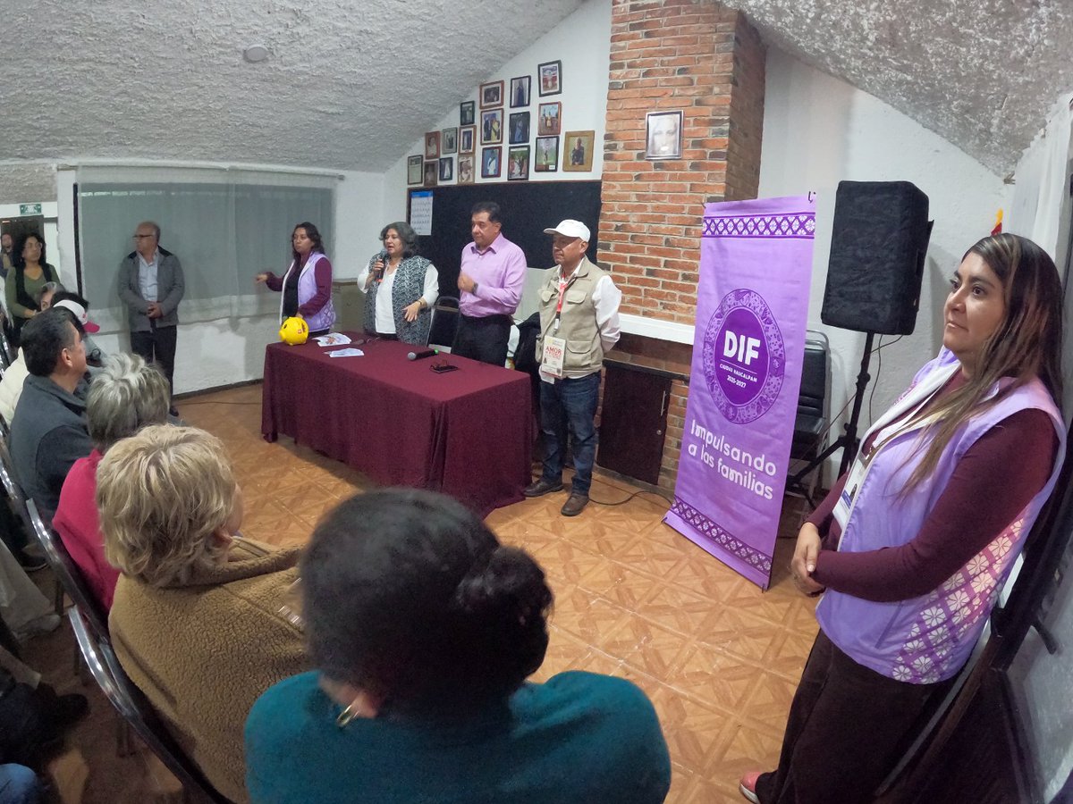 GobNau's tweet photo. Asambleas comunitarias e informativas del Sistema Integral de Cuidados.💜

El Gobierno de Ciudad #Naucalpan, a través del Sistema Municipal DIF, concluyó las asambleas comunitarias e informativas del Círculo Municipal de Cuidados, dirigidos a reconocer, visibilizar y respaldar a las personas cuidadoras del municipio.

En Ciudad Satélite, la Presidenta Honoraria del #DIFNaucalpan, Adriana G. Escobar, compartió con las integrantes del Club de Adultas Mayores “Satélite” sobre el programa "Cuidando de quienes nos cuidan", que contempla un apoyo económico para las personas cuidadoras, como reconocimiento a la importante labor que realizan todos los días.🫂

Como parte de los Círculos Informativos de Cuidado, también se llevaron a cabo encuentros en los CDC Luisa Isabel Campos, Alfredo del Mazo y Atenco; el Taller de Costura Olímpica Radio; el Club de Adultas Mayores “Vida en Movimiento”, así como el Club de Adultas Mayores “Satélite”.

#AquiGobiernaLaEsperanza