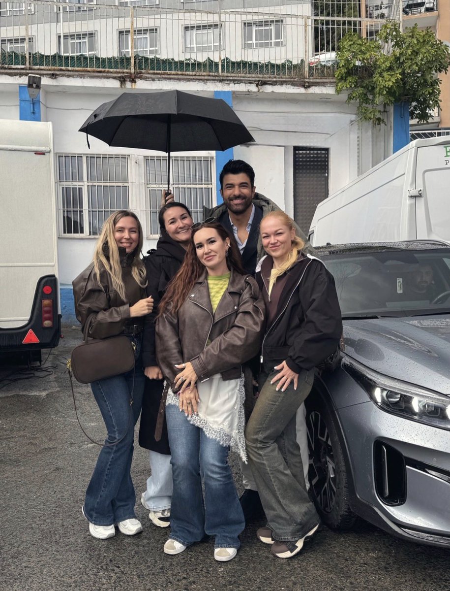 PinokyoMavisi's tweet photo. Yemin etti bizi uyutmayacak 😂😂😂

#EnginAkyürek e set ziyareti yapılmış
 
Melekleri yanına almış fotoğraflar çektirmiş  😍😍

Hepiniz harikasınız 🥰🤍🧿

#EnfesBirAkşam set https://t.co/MpdcRL7Cws