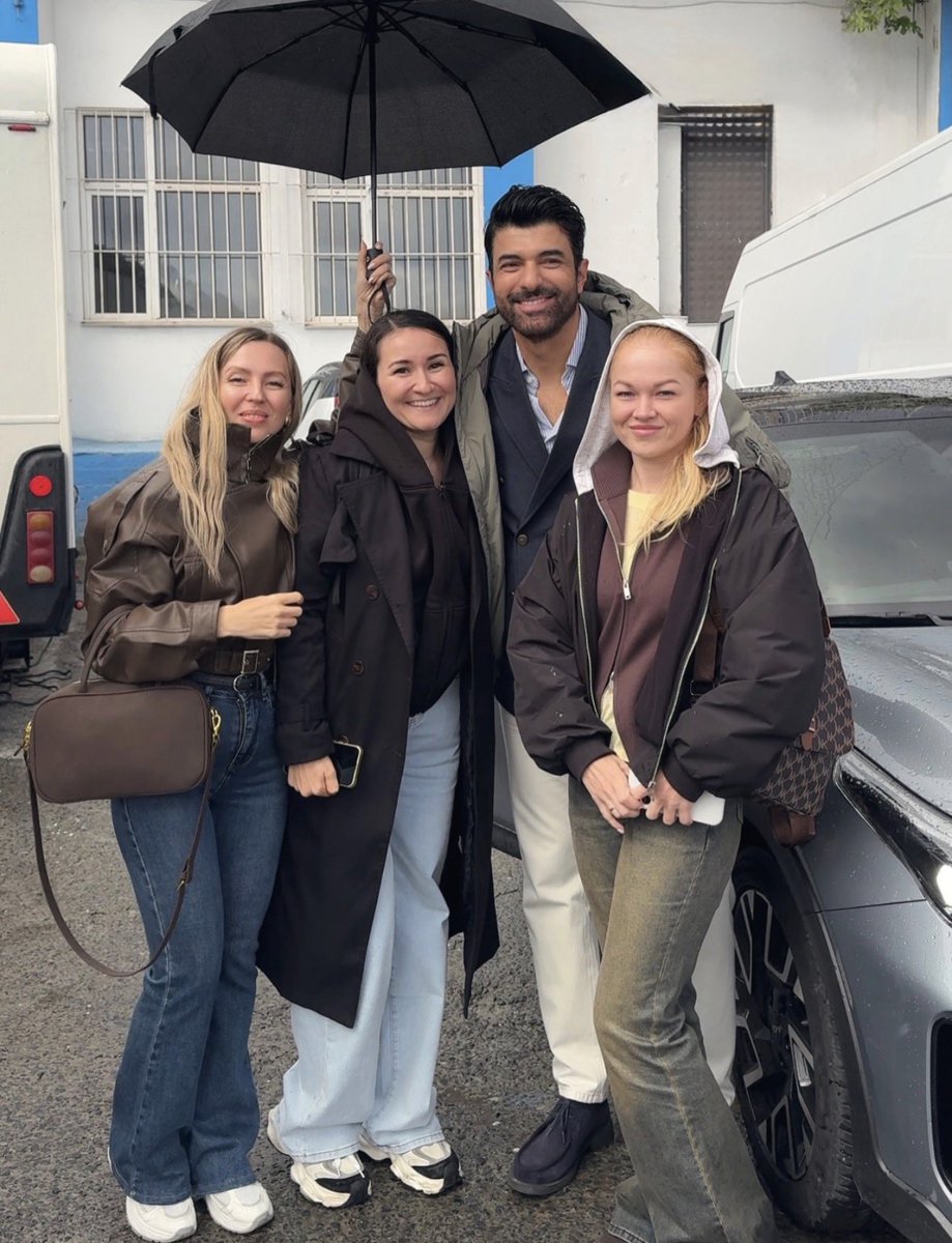 PinokyoMavisi's tweet photo. Yemin etti bizi uyutmayacak 😂😂😂

#EnginAkyürek e set ziyareti yapılmış
 
Melekleri yanına almış fotoğraflar çektirmiş  😍😍

Hepiniz harikasınız 🥰🤍🧿

#EnfesBirAkşam set https://t.co/MpdcRL7Cws