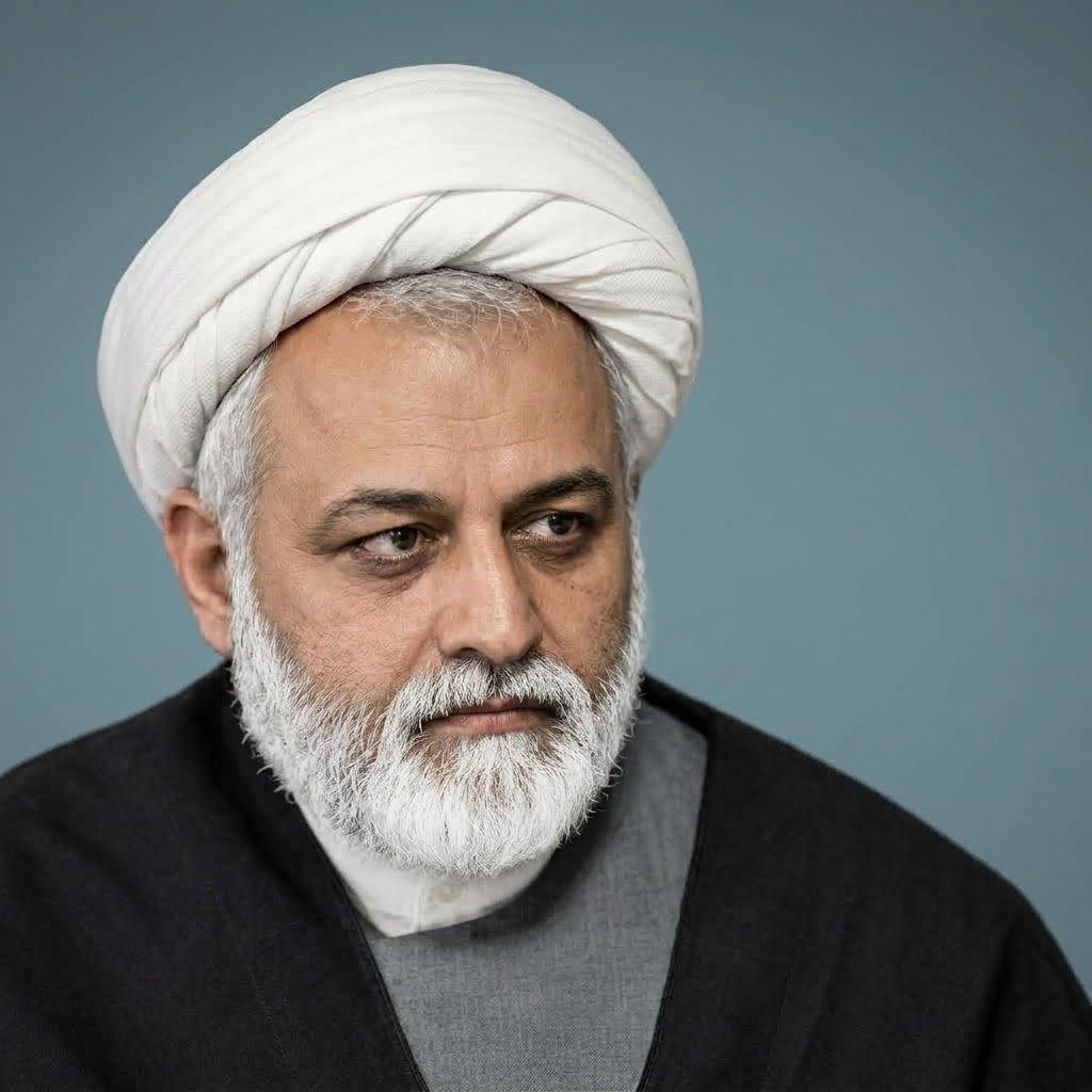 Jeanne2022Rev's tweet photo. ⚠️قاضی مرگ مشهد:

غلامرضا اکبری‌مقدم، قاضی مرگ و ماشین صدور اعدام در مشهد  
قاضی سرکوبگری که جان معترضان را با اعترافات اجباری می‌‌گیرد  
غلامرضا اکبری‌‌مقدم، رئیس فعلی شعبه اول دادگاه انقلاب مشهد؛ فردی که سابقه کارنامه‌اش در دادستانی نیشابور از سال ۱۳۹۱ با لغو مجوزهای فرهنگی و ایجاد فضای امنیتی آغاز شد و امروز به عنوان اصلی‌ترین ماشین صدور احکام مرگ در مشهد عمل می‌کند.

سوابق جنایات و نقض عریان حقوق بشر:
​صدور احکام اعدام با اتهام واهی و ساختگی «محاربه»:
سوءاستفاده از اتهام مبهم و فراگیر محاربه: تبدیل اتهامات سیاسی و اعتراضی به «محاربه» از طریق تفسیر موسّع(باز و بسیار فراخ و مبهم) قوانین، جهت تسهیل صدور احکام اعدام و قتل‌های دولتی.   صادرکننده و تأییدکننده حکم اعدام برای معترضانی همچون مجید نیک اندیش (سربازی که حاضر به شلیک به مردم نشد)، علی همتی سیستانی، ابراهیم دولت‌آبادی‌نژاد، مهدی رسولی، محمدرضا میری و حسین نظری.

​صدور حکم اعدام و شکنجه زنان: 
صدور حکم اعدام برای محبوبه شعبانی که هم‌اکنون نیز در بند زنان وکیل‌آباد زیر شکنجه و بسته‌شده به تخت قرار دارد.  

​اتکا بر شکنجه و اعتراف اجباری: تمامی احکام مرگ و حبس این قاضی بر اساس اعترافات تحت شکنجه در انفرادی و دادرسی‌های چنددقیقه‌ای بدون حضور وکیل مستقل صادر شده‌اند.

انتقام قضایی از وکلای دادخواه: محکوم کردن وکلای شجاعی مانند جواد علیکردی (۱۸ سال حبس و ابطال پروانه) و خسرو علیکردی (محرومیت از وکالت) به دلیل دفاع از معترضان و مرگ مشکوک جاویدنام خسرو علیکردی.

#مشهد