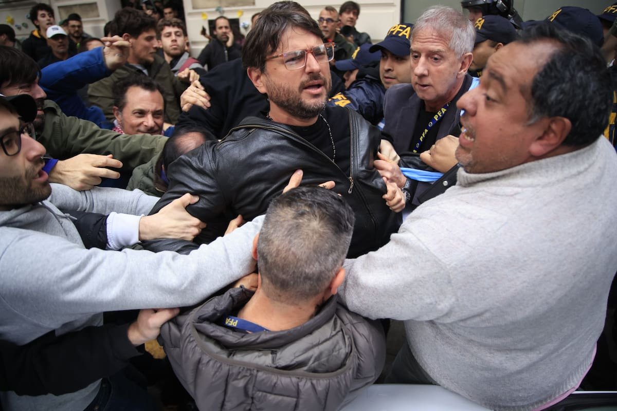 sweeter_gxs's tweet photo. ACABAN de procesar a Grabois aprovechando que todos están hablando de lo de ayer, todo mientras VENDEN LA PATRIA, así funciona la mafia judicial.

Lo van a hacer presidente hermano, no pares Juan, tenes el apoyo de millones. https://t.co/QOOaEL3EyX