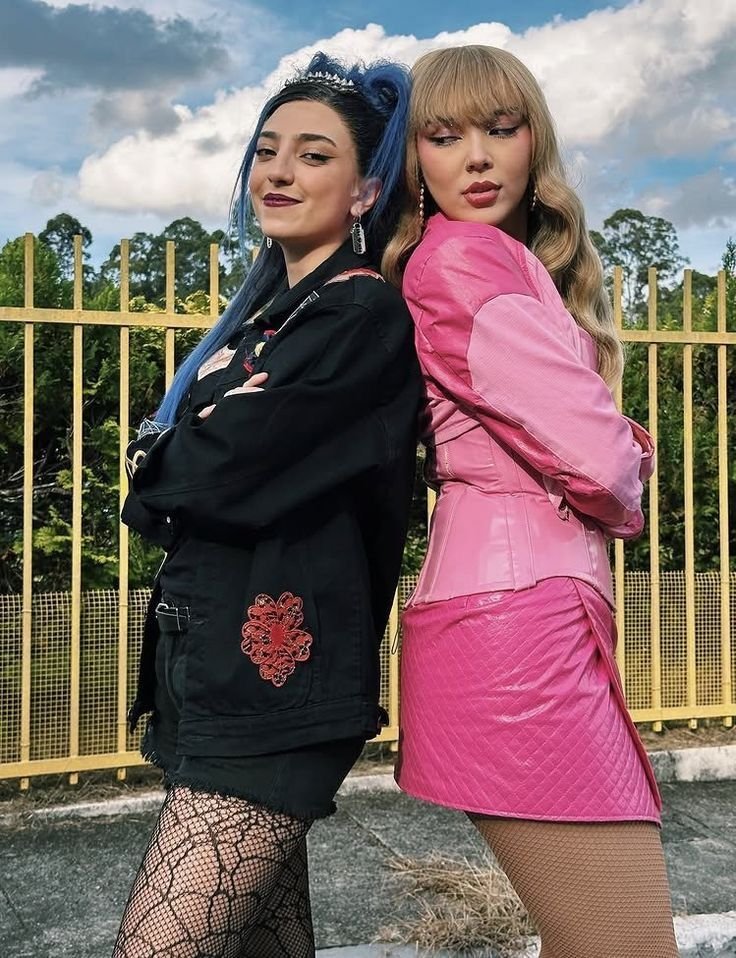 ninizoca1's tweet photo. #rejanis x #charmwaves | au

Chloe Charming é a típica praticinha mimada, consegue tudo que quer e tem como Hobby humilhar os outros.

Hazel Hook por outro lado, é uma rebelde que odeia Charming e faria de tudo para ver essa patricinha e o império que ela construiu queimarem. https://t.co/jk2qjYEWt0