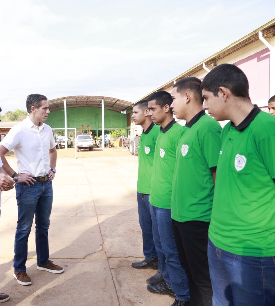 MIC_PY's tweet photo. #MIC | Pasantías remuneradas en el Colegio Técnico de Itacurubí del Rosario

Son 39 estudiantes de tercer curso del Colegio Técnico Agromecánico Idilio Castiglioni Núñez que realizan pasantías en empresas, y el 100% recibe remuneración. 

En algunos casos, las empresas también cubren vivienda y alimentación.

El ministro @mriquelme1 y los viceministros @javierjviveros y Eduardo Gustale conocieron este modelo en San Pedro.

🔗 Nota completa en: https://t.co/v1QhQNCovT

#GobiernoDelParaguay