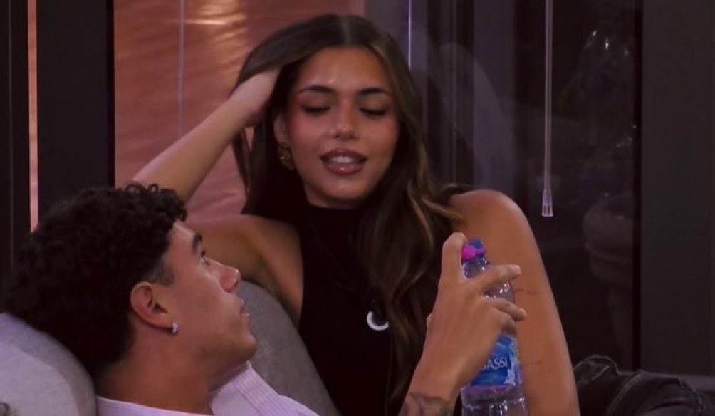 elemari03's tweet photo. Ma, si me guarde, 'o munno pe n'istante fernesce 'e ggirà ❤️‍🩹 #alepier #grandefratello https://t.co/MgZcF2FAxO
