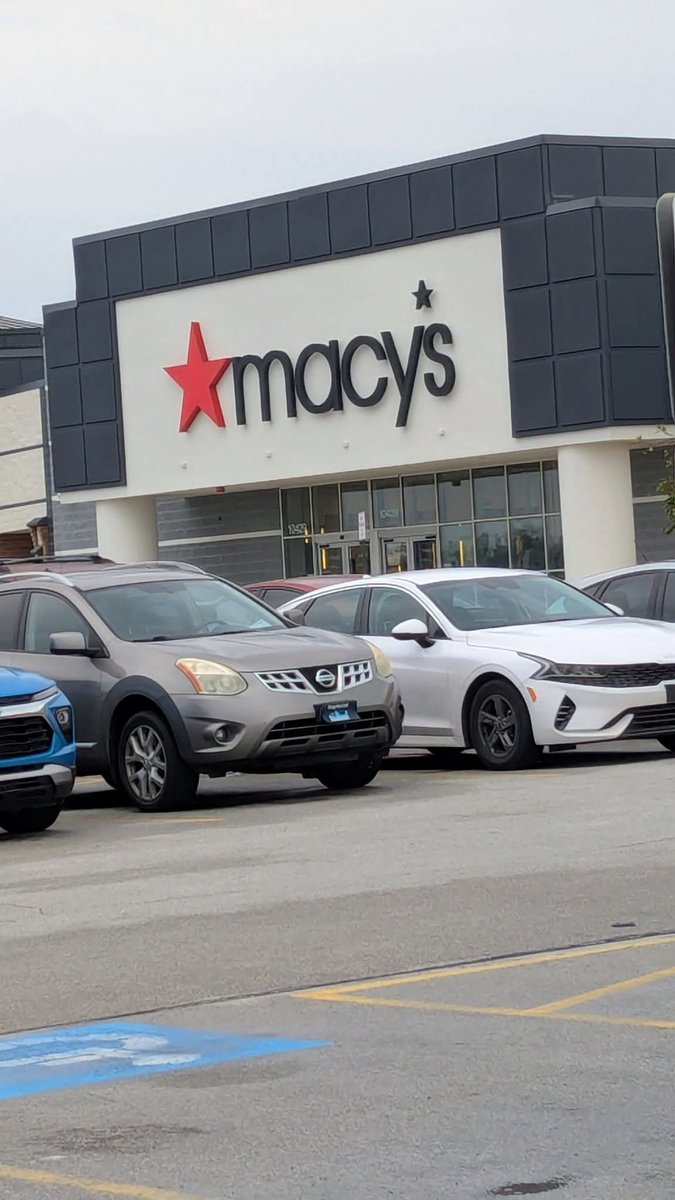 Glitter_Starrs's tweet photo. 🤩🤩 - "I see a Macy's !!!!" 📷 https://t.co/J1RfQsm4Nr