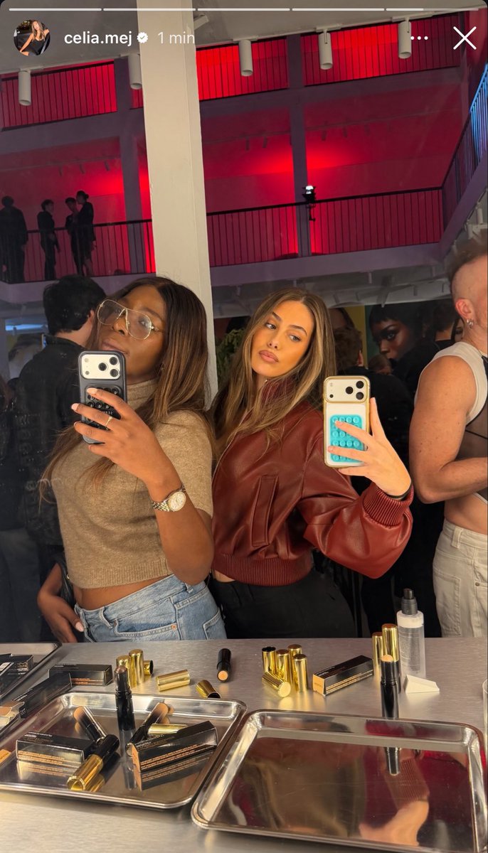 e14rltee's tweet photo. Romy et Celia à un event pour la marque de maquillage ''Mac'' ce soir (non elles se détestent pas) #Romy https://t.co/xYdRMbfQCm