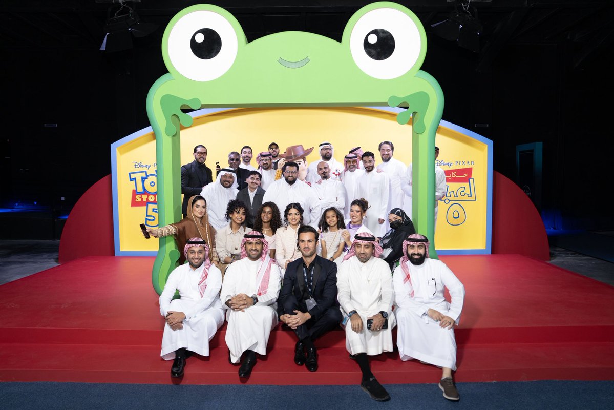 Faisal_Baltyuor's tweet photo. من فيلم ألهمني يوماً لدخول عالم الأنيميشن… إلى أن أكون اليوم جزءاً من رحلته بصوت سعودي. دائرة تكتمل، وقصة جديدة تبدأ.

أن تسمع شخصيات ديزني تتحدث بلهجتنا السعودية لأول مرة، ليست مجرد دبلجة… لكنها لحظة مهمة لثقافتنا، وحضور جديد للهوية السعودية في عالم السينما والترفيه 🇸🇦🎬

وتصبح هذه اللحظة أكثر خصوصية بالنسبة لي لأنها تأتي مع أحد أهم أفلام ديزني وبيكسار، «Toy Story» الفيلم الذي كان له أثر كبير في علاقتي بالسينما، وكان أحد الأعمال التي ألهمتني شخصياً للدخول إلى عالم الأنيميشن ثلاثي الأبعاد قبل أكثر من ٢٠ سنة.

بدأنا هذا الحلم قبل أكثر من عام، واليوم أشعر بفخر كبير وأنا أراه يتحول إلى واقع، ونكتب مع ديزني فصلاً جديداً في تاريخ أفلامها، بصوت سعودي يصل إلى جمهورنا ويعبّر عنا.

شكراً لديزني على إيمانهم بهذه الخطوة، وشكراً لكل من شاركنا هذا الحلم وساهم في تحقيقه.