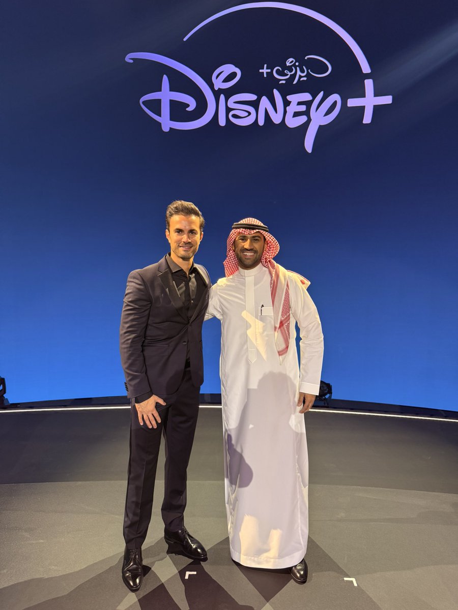 Faisal_Baltyuor's tweet photo. من فيلم ألهمني يوماً لدخول عالم الأنيميشن… إلى أن أكون اليوم جزءاً من رحلته بصوت سعودي. دائرة تكتمل، وقصة جديدة تبدأ.

أن تسمع شخصيات ديزني تتحدث بلهجتنا السعودية لأول مرة، ليست مجرد دبلجة… لكنها لحظة مهمة لثقافتنا، وحضور جديد للهوية السعودية في عالم السينما والترفيه 🇸🇦🎬

وتصبح هذه اللحظة أكثر خصوصية بالنسبة لي لأنها تأتي مع أحد أهم أفلام ديزني وبيكسار، «Toy Story» الفيلم الذي كان له أثر كبير في علاقتي بالسينما، وكان أحد الأعمال التي ألهمتني شخصياً للدخول إلى عالم الأنيميشن ثلاثي الأبعاد قبل أكثر من ٢٠ سنة.

بدأنا هذا الحلم قبل أكثر من عام، واليوم أشعر بفخر كبير وأنا أراه يتحول إلى واقع، ونكتب مع ديزني فصلاً جديداً في تاريخ أفلامها، بصوت سعودي يصل إلى جمهورنا ويعبّر عنا.

شكراً لديزني على إيمانهم بهذه الخطوة، وشكراً لكل من شاركنا هذا الحلم وساهم في تحقيقه.
