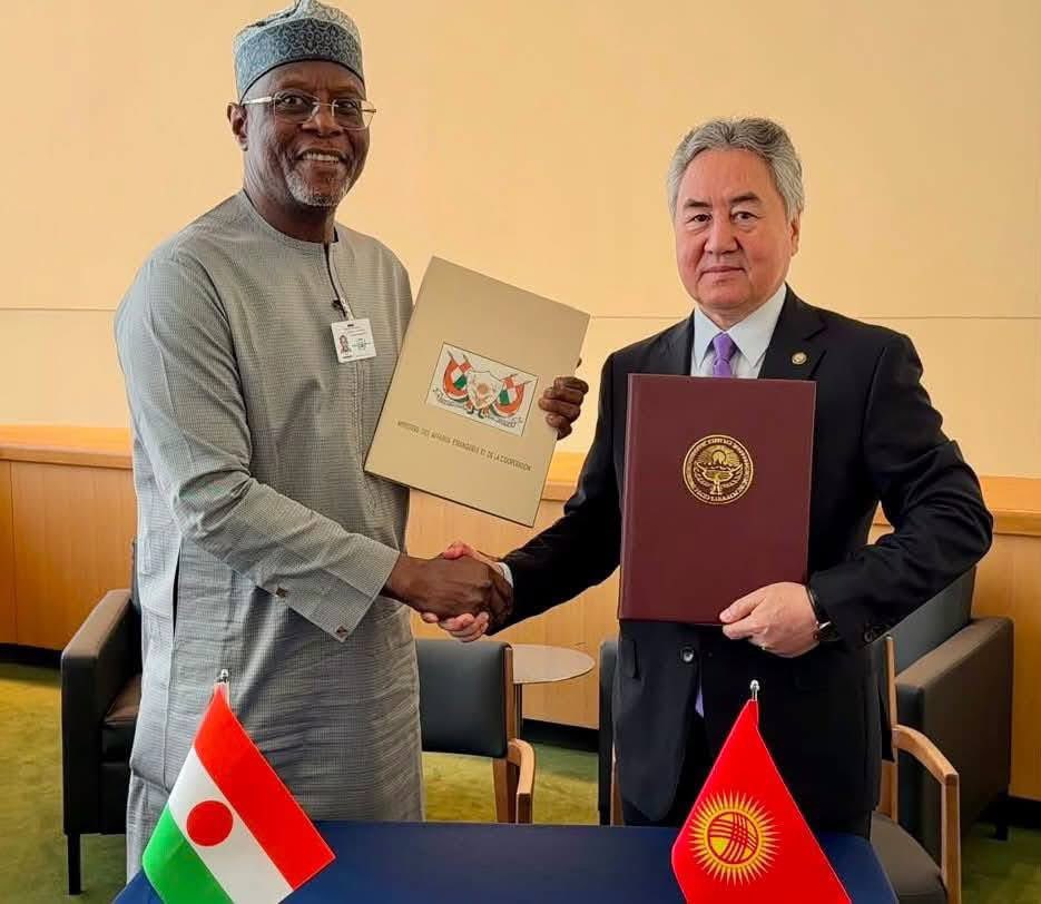 Tafiniger's tweet photo. DIPLOMATIE :LE NIGER ET LE KIRGHIZISTAN ÉTABLISSENT LEURS RELATIONS

En marge de la 81ᵉ Assemblée générale de l’ONU à New York, le Niger et le Kirghizistan ont officiellement établi leurs relations diplomatiques. https://t.co/KWnq82RXm0