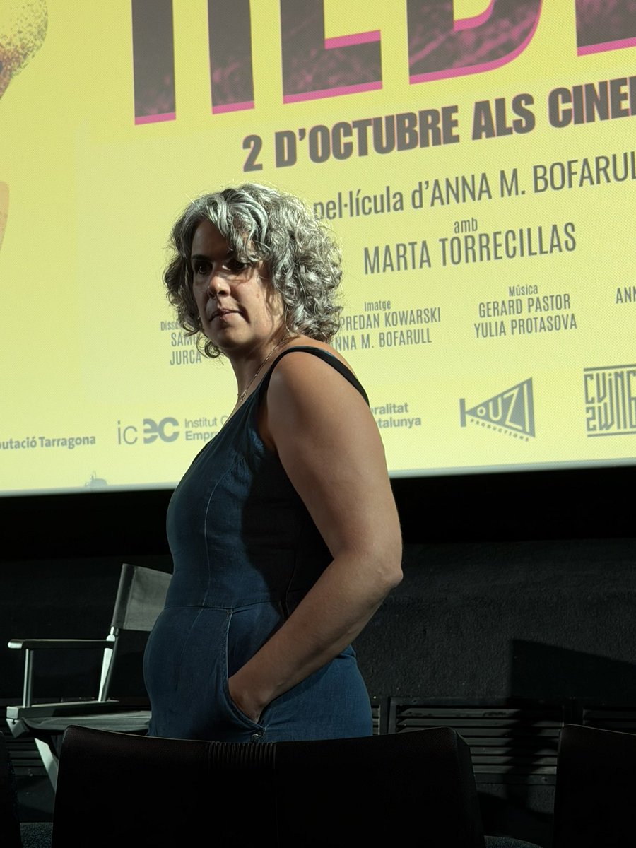 LauraBorras's tweet photo. Sortim dels @Cinemes_Girona amb el cor encongit i l’ànim encès de veure “Rebel”, la pel·lícula que reviu la violència que va patir la Marta Torrecillas l’1O. Les imatges fereixen i és igual les vegades que les vegis, sempre fan mal. El documental de l’Anna M. Bofarull encén l’ànim perquè explica un procés de 9 anys de resistència i resiliència. Gràcies per convidar-nos a les persones que, com has dit, t’hem acompanyat o som importants per a tu. Tu ho ets per a nosaltres. Avui la preestrena i el col·loqui posterior ha estat un exercici de sororitat preciós, gràcies!
Aneu a veure-la. Recomaneu-la. Sembla mentida que no hi hagi hagut més produccions sobre aquest dia que durarà anys.
És el nostre millor lema: “1O ni oblit ni perdó”!
