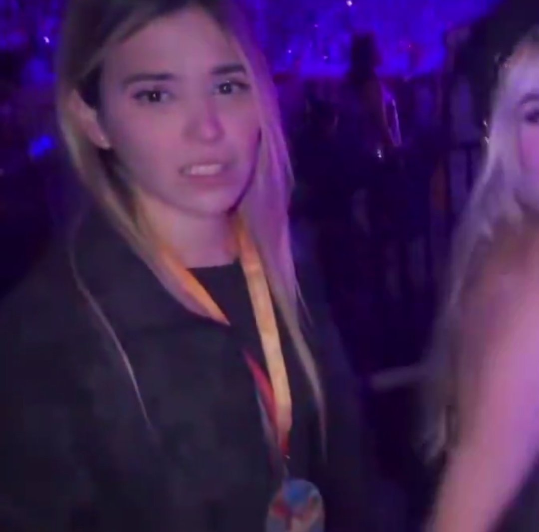 ccam_gg's tweet photo. yo viendo como mi hermana me pregunta si soy lesbiana enfrente de mi mamá: https://t.co/8t9ZQuEBKN