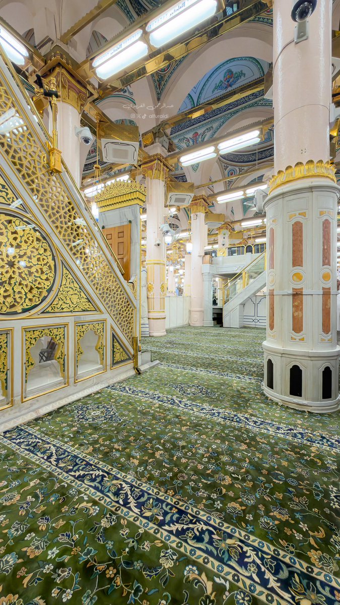 AlFuraidi's tweet photo. بَطَيبَةَ رَسمٌ لِلرَسولِ وَمَعهَدُ
مُنيرٌ وَقَد تَعفو الرُسومُ وَتَهمَدِ

وَلا تَنْمَحي الآياتُ مِن دارِ حُرمَةٍ
بِها مِنبَرُ الهادي الَذي كانَ يَصعَدُ

- شاعر رسول الله ﷺ " حسان بن ثابت " https://t.co/3tnEJ8Peb5