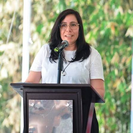 LnkFong's tweet photo. Elisa Lemus  Canos es la directora del Complejo Cultural Los Pinos, @CC_LosPinos. Es decir, es quien dejó UN AÑO tirada la escultura de Felipe Calderón y quien permitió que la vandalizaran y decapitaran ayer. https://t.co/VU03CEYETc