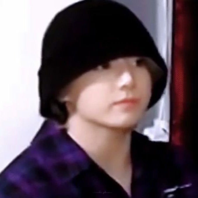 miffyzkoo's tweet photo. jungkooks hats always make him look like a boba ball https://t.co/QFipX2iAWv