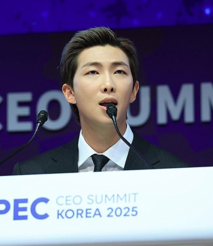 AboutMusicYT's tweet photo. One year ago today, RM spoke at the APEC CEO Summit:

"As a creator and artist of this generation, I'd like to use this opportunity to make a request to the distinguished leaders of APEC. There are creators all over the world. Please help them. Give them the financial support so that their own creativity can bloom."