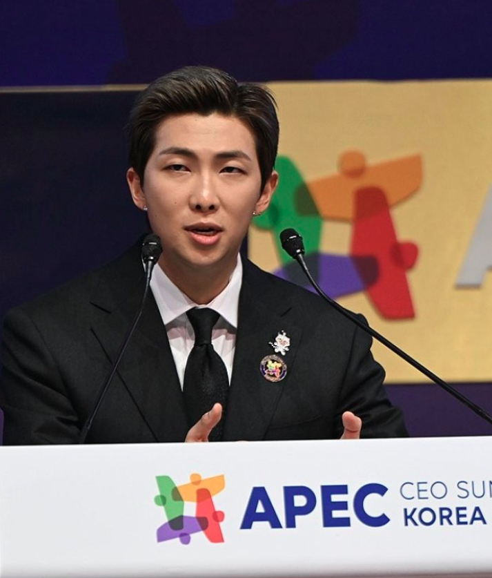 AboutMusicYT's tweet photo. One year ago today, RM spoke at the APEC CEO Summit:

"As a creator and artist of this generation, I'd like to use this opportunity to make a request to the distinguished leaders of APEC. There are creators all over the world. Please help them. Give them the financial support so that their own creativity can bloom."