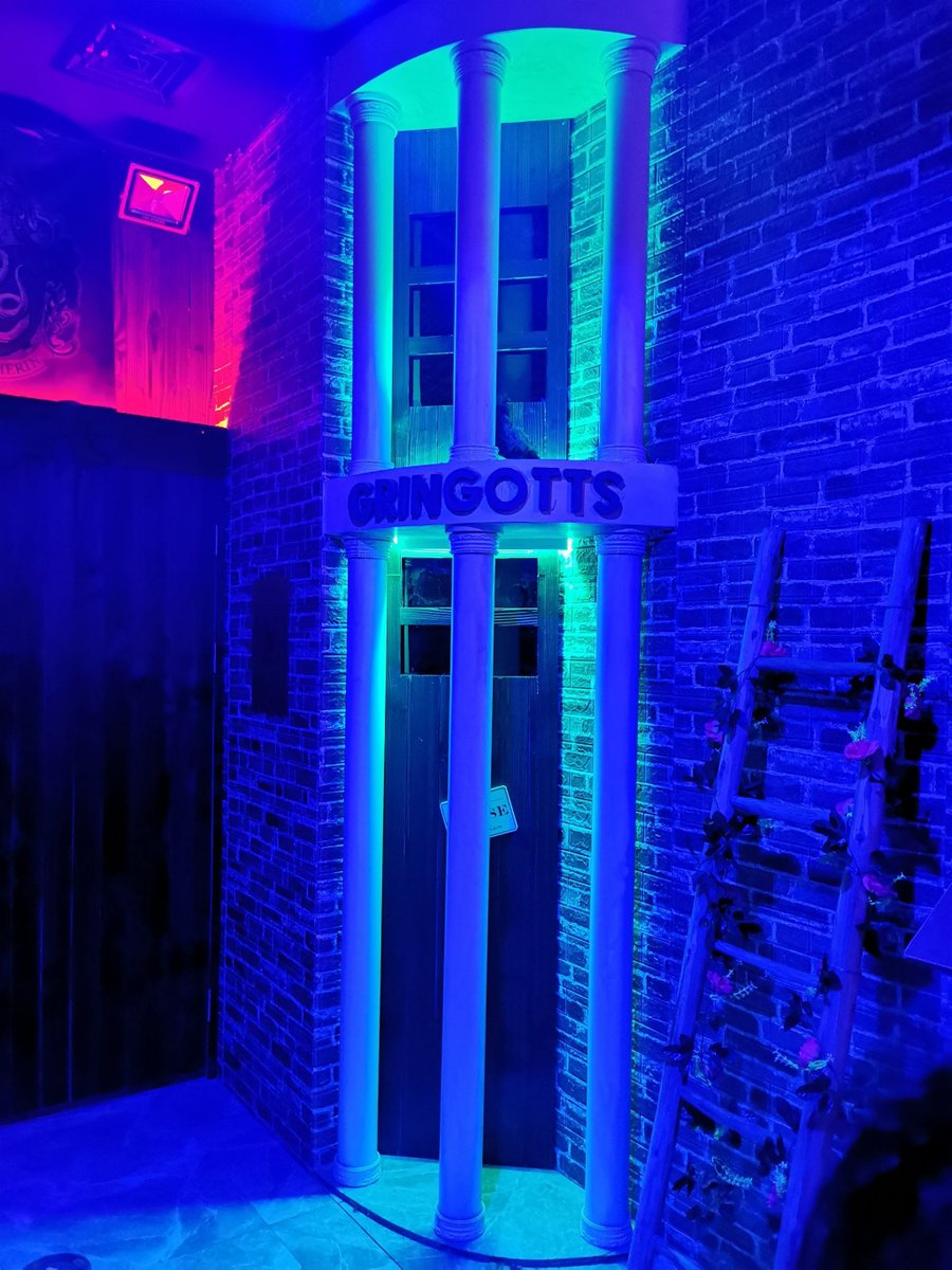 DeanMid25671242's tweet photo. In the dim light by the warehouse, the anxious me wakes up and feels a steady pulse, no need for paranoid delusions anymore. https://t.co/K65Y6dFtjt