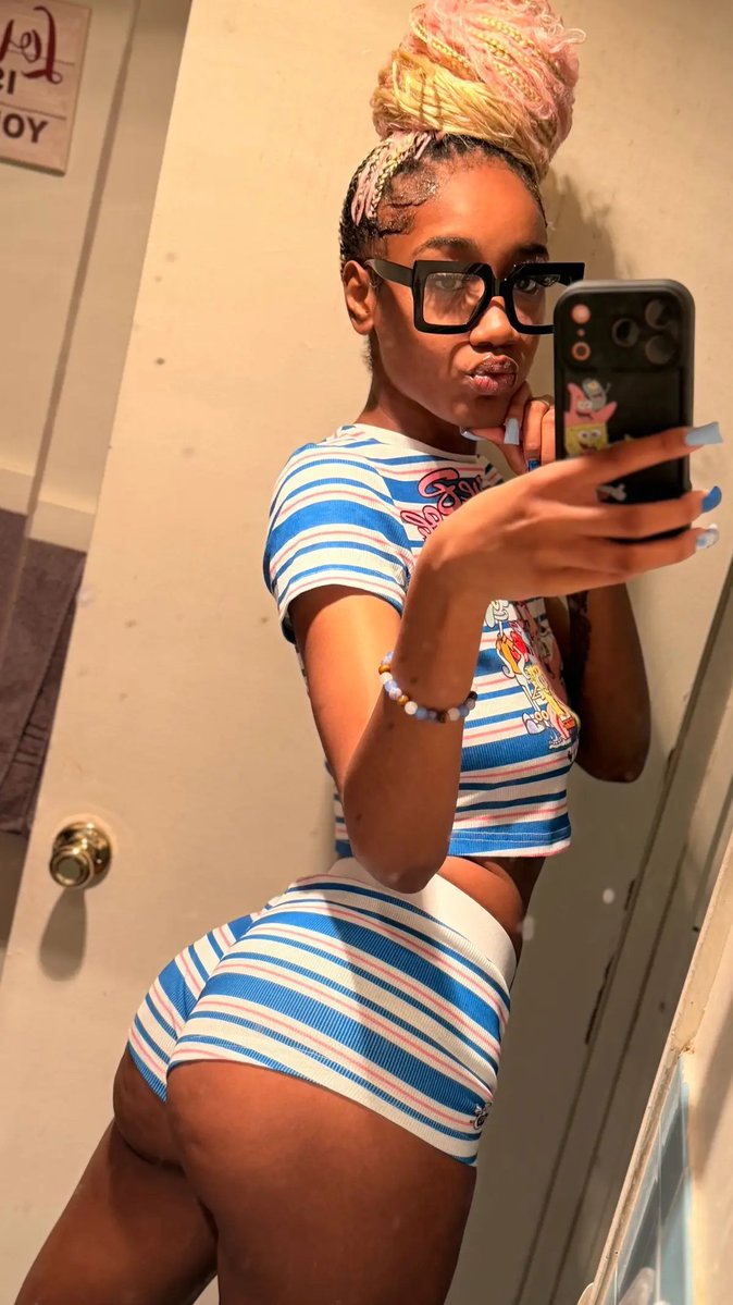 niacarrter's tweet photo. birthday gal 💋🎀

pretty and accepting birthday tributes 🤭🎁 https://t.co/jRdLi39EA0
