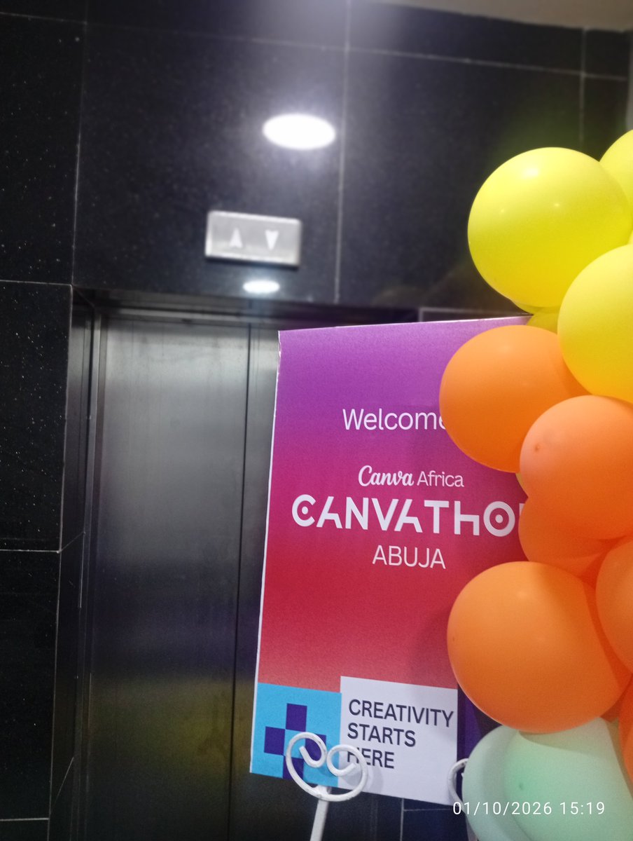 Ikenna_Gabriel1's tweet photo. Had a swell time today at Abuja's #canvathon !
I came to watch people cook but I ended up as a chef 😂
I still cooked o, even though my team didn't win but all the same, it was pretty cool connecting with other designers.
Looking to attend more events here before I leave. https://t.co/OByGRU0ivZ