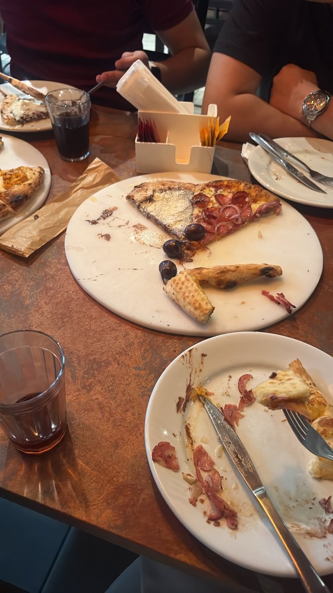 kamilliyi's tweet photo. Vinicius a pessoa mais exagerada do mundo, 5 pessoas 4 pizzas https://t.co/U2c8CVoVnw