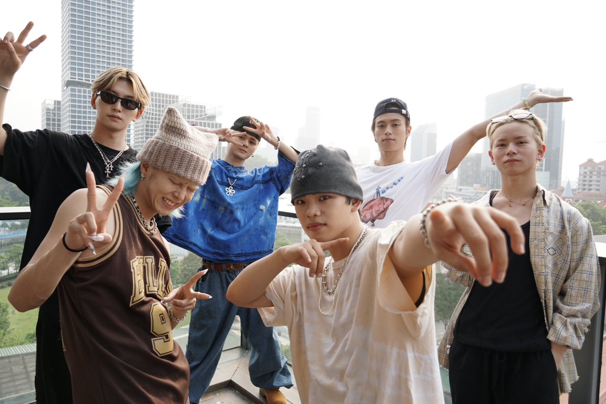 _KID_PHENOMENON's tweet photo. Arrived in Singapore!!
Let's meet us at Music Matters Live 2026✨

シンガポールに到着しました✈️
明日 #MMLive26 でお会いしましょう！

※峻乃介はスケジュールの都合により本日不在となります

🗓️ 23:20~ Saturday, October 3, 2026
📍 MAINSTAGE CQ @ Clarke Quay
🔗https://t.co/a51o4aguHD 

#KPinSingapore 
#KIDPHENOMENON