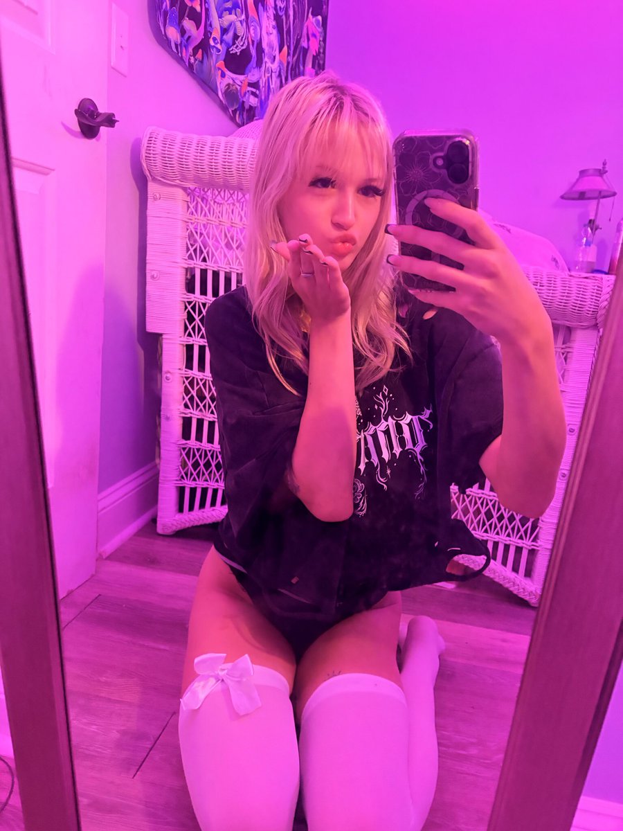 keziahaze22's tweet photo. Pretty in pink, flirting with the camera. 💋 https://t.co/pVTXCrkvri
