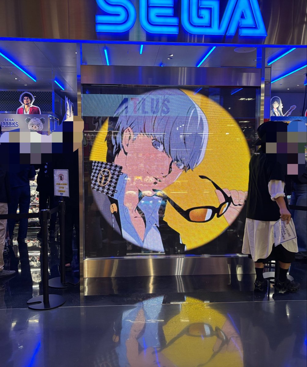 yanagi__game's tweet photo. セガストア心斎橋の店頭モニターのペルソナ
床にも若干写っててかっこいい https://t.co/6JEEBojAZk