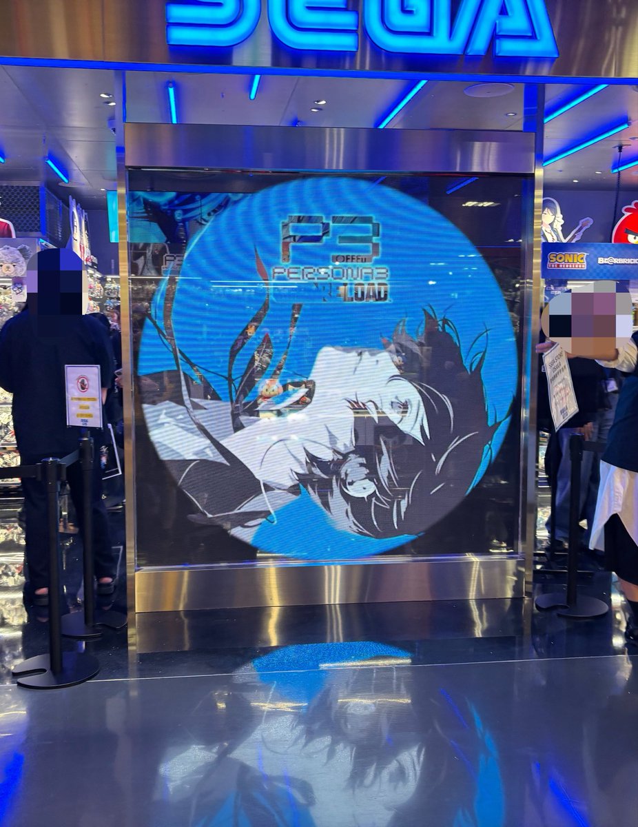yanagi__game's tweet photo. セガストア心斎橋の店頭モニターのペルソナ
床にも若干写っててかっこいい https://t.co/6JEEBojAZk