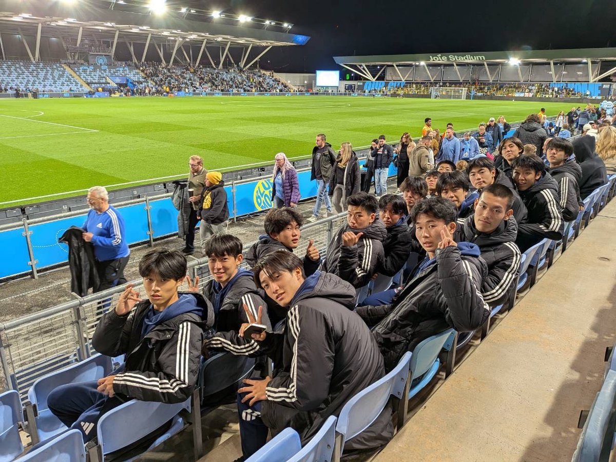 yfm_academy's tweet photo. #横浜F・マリノスユース U-16
マンチェスター遠征🏴󠁧󠁢󠁥󠁮󠁧󠁿🔴⚪️🔵

<DAY 7>
快晴の中の最終戦☀️⚽️

試合後半は多くの時間帯で主導権を握り、
2-1とリードしていましたが、
終盤に力を見せつけられ、悔しい敗戦...

この想いを持ち続け
今後にきちんと繋げていきます🪢

#fmarinos
#横浜F・マリノスアカデミー https://t.co/LrDi7Ld97r