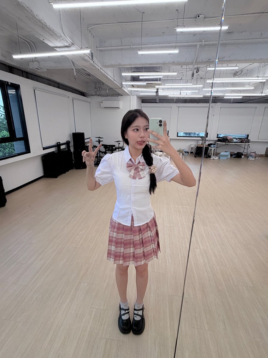 petchiiiy's tweet photo. สวัสดีวันศุกร์ค่าา🩵 หนูเริ่มคิดถึงทุกคนและ🥺 เลยเอารูปตอน fitting ชุดมาฝาก👀 ใครที่ทำงานวันนี้ฮึบ ๆ น้า อีกวันเดียวก็ได้หยุดแล้วคับเก่งมาก ๆ วันเสาร์อาทิตย์หนูอาจจะไม่ค่อยได้แอคทีฟนะคะ แต่จะพยายามเข้ามาเช็คบ่อย ๆ ค่ะ🫶🏻 รักษาสุขภาพกันด้วนน้า อย่าตากฝนน❗️ #honeyparades #petchiiiy https://t.co/K8EVpU8ixc